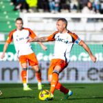 „Fotbalistul român în fruntea finalei pentru promovarea în La Liga, alături de legenda de 41 de ani, campion european” 2 video fotbalistul roman care joaca finala play off ului de promovare in la liga coechipier cu fenomenul de 41 de ani campion european 684c13a675e91