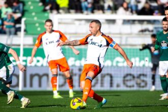 video fotbalistul roman care joaca finala play off ului de promovare in la liga coechipier cu fenomenul de 41 de ani campion european 684c13a675e91