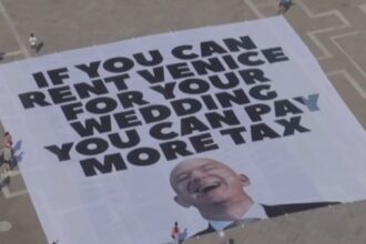 video iahturi si avioane au inceput sa soseasca pentru nunta lui bezos de la venetia greenpeace italia a protestat cu un banner de 400 de metri 685ba98551194