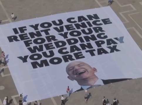 Veneția se pregătește pentru nunta lui Bezos, în timp ce Greenpeace Italia își face auzită vocea cu un banner uriaș de 400 de metri! 1 video iahturi si avioane au inceput sa soseasca pentru nunta lui bezos de la venetia greenpeace italia a protestat cu un banner de 400 de metri 685ba98551194