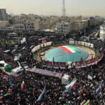 Momente de neuitat de la funeraliile naționale din Iran: 60 de militari și cercetători, victime ale atacurilor israeliene. 2 video imagini impresionante de la funeraliile de stat din iran 60 de militari si oameni de stiinta au fost ucisi in atacuri israeliene 685f954814459