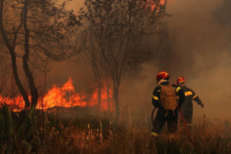 video incendii puternice de vegetatie in apropierea atenei case facute scrum peste 50 de localnici evacuati 685d5bd2e8df8