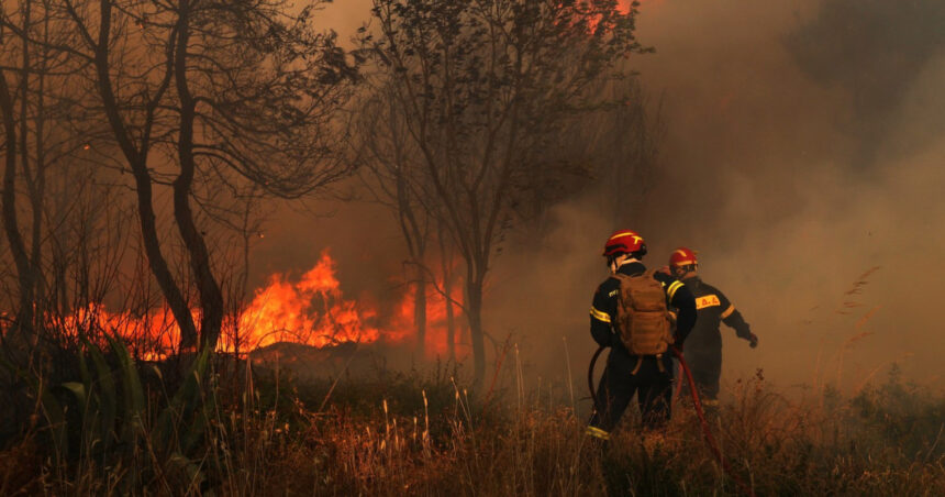 Focuri devastatoare în jurul Atenei: locuințe transformate în cenușă și zeci de cetățeni în pericol de evacuare. 1 video incendii puternice de vegetatie in apropierea atenei case facute scrum peste 50 de localnici evacuati 685d5bd2e8df8