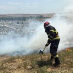 Flăcări devastatoare în cimitirul din Tulcea: Pompierii intervin cu trei echipaje pentru a stinge incendiul de vegetație uscată 3 video incendiu de vegetatie uscata in cimitirul din tulcea pompierii actioneaza cu trei autospeciale 6852a825c3f10