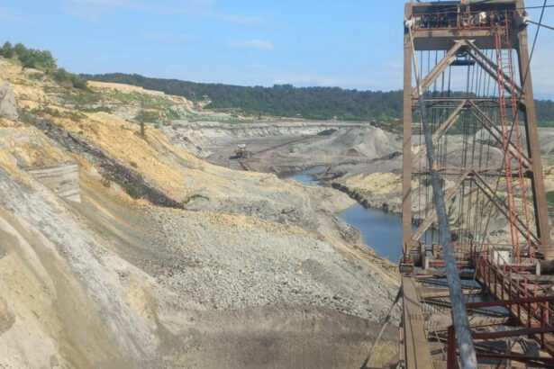 video incident grav la cariera tismana o alunecare de teren a blocat livrarea de carbune catre termocentrala rovinari 684ef3ef43db9