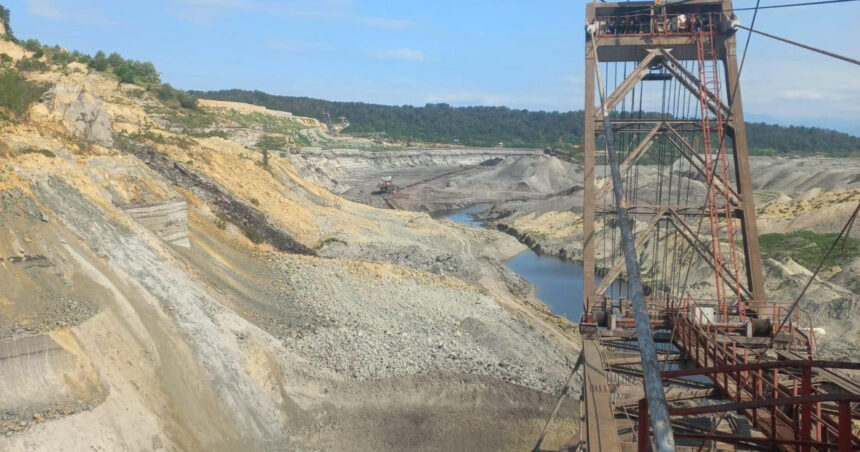 Incident dramatic la cariera Tismana: O alunecare de teren îngreunează aprovizionarea cu cărbune pentru Termocentrala Rovinari 1 video incident grav la cariera tismana o alunecare de teren a blocat livrarea de carbune catre termocentrala rovinari 684ef3ef43db9