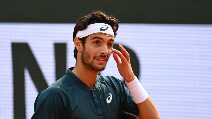 Un incident surprinzător la French Open: Musetti l-a lovit pe arbitru și a scăpat nepedepsit! Ar fi meritat să fie descalificat, asemenea lui Djokovic? 1 video incident socant la french open musetti a lovit arbitrul si n a patit nimic trebuia descalificat ca djokovic 684040a87447a