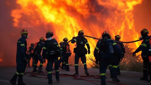 Incendiile devastatoare forțează insula greacă Chios să declare stare de urgență 1 video insula greaca chios declara stare de urgenta in urma incendiilor 685a3ff9e021e