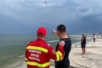 video interventie de urgenta pe plaja din eforie copil de 12 ani salvat de la inec in mai putin de doua minute de un tanar salvamar 685a8da5f31d7