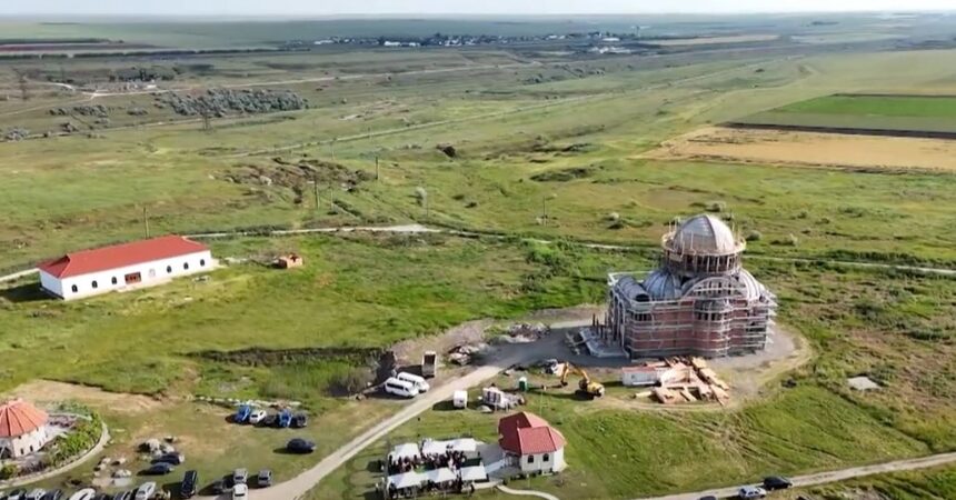 IPS Teodosie a binecuvântat paraclisul Mănăstirii Poarta Albă-Galeșu, construit pe locul de suferință al deținuților politici 1 video ips teodosie a sfintit paraclisul manastirii poarta alba galesu ridicata pe locul suferintei detinutilor politici 685931996aac4
