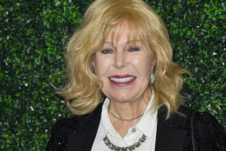 video loretta swit a murit la varsta de 87 de ani actrita a fost celebra pentru rolul hot lips houlihan din serialul de comedie mash 683e99a6cbdc5