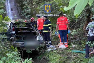 video masina prabusita intr o rapa pe transfagarasan un barbat a murit iar fiul sau este in stare grava cum s a produs accidentul 68514d1d3993c
