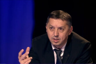 video ministrul educatiei daniel david spune ca nu ar trebui ca elevii sa aiba teme care sa cumuleze mai mult de doua ore pe zi 683de200df92a