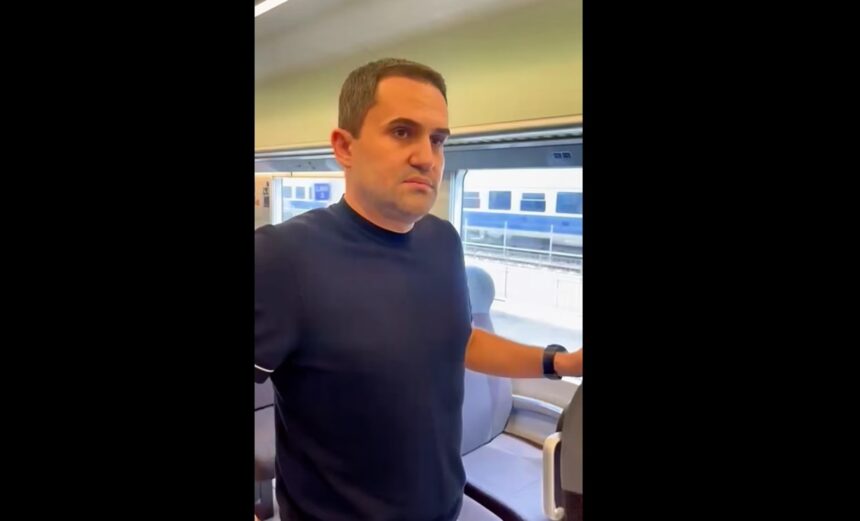 Ministrul Transporturilor își descoperă surpriza călătoriei cu trenul spre Constanța: Vagonul de Clasa a 2-a, un exemplu de curățenie și modernitate! 1 video ministrul transporturilor calatorie surpriza cu trenul spre constanta vagonul cu care calatoresc la clasa a 2 a este curat si modern 6860168479874