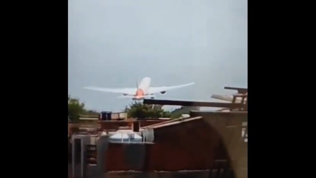 „Prăbușirea dramatică a aeronavei cu 242 de pasageri la bord” 1 video momentul cand avionul cu 242 de oameni la bord se prabuseste 684aacbeca3e5