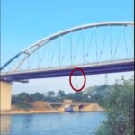 Provocarea TikTok care a dus un tânăr de 22 de ani să sară de pe podul de la Murfatlar, surprins în imagini captivante 2 video momentul cand tanarul de 22 de ani a sarit de pe podul de la murfatlar pentru o provocare de pe tiktok surprins in imagini 684931eeb3029