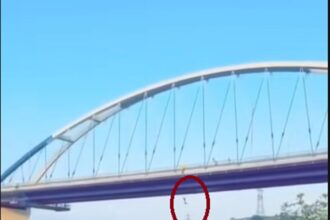 video momentul cand tanarul de 22 de ani a sarit de pe podul de la murfatlar pentru o provocare de pe tiktok surprins in imagini 684931eeb3029