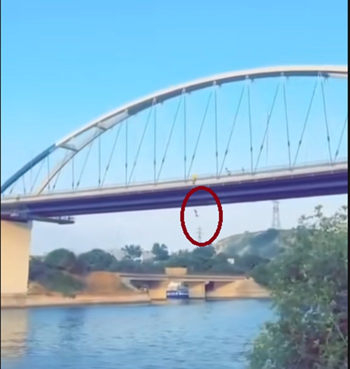 Provocarea TikTok care a dus un tânăr de 22 de ani să sară de pe podul de la Murfatlar, surprins în imagini captivante 1 video momentul cand tanarul de 22 de ani a sarit de pe podul de la murfatlar pentru o provocare de pe tiktok surprins in imagini 684931eeb3029