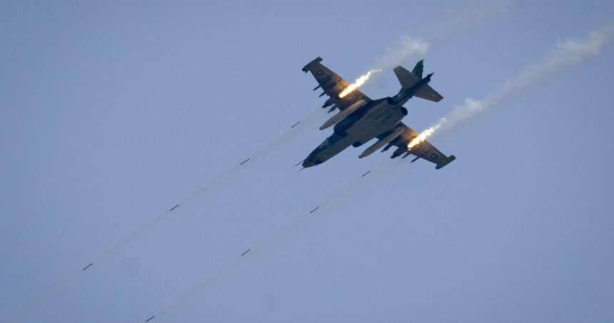 Un Su-25 rusesc se prăbușește în Donețk, posibil doborât de un coleg de escadrilă 1 video momentul in care un avion su 25 rusesc se prabuseste in regiunea donetk cel mai probabil doborat de avionul cu care zbura in formatie 684c8238a3444