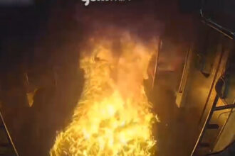 video momentul in care un barbat toarna benzina si da foc unui vagon de metrou plin de calatori in seul 685e4127e4c28