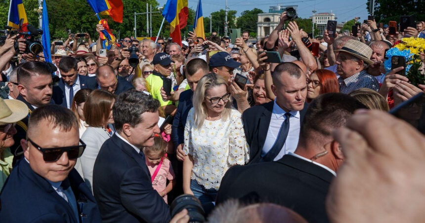 Nicușor Dan, aplaudat cu entuziasm la Chișinău: Peste 80% dintre basarabenii cu cetățenie română i-au acordat votul! 1 video nicusor dan baie de multime la chisinau presedintele a fost votat de peste 80 dintre basarabenii cu cetatenie romana 6848638f7f306