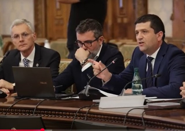 Revoluția Digitalizării: Ministrul dezvăluie aberațiile cheltuielilor în instituții – angajați cu computere de 3.000 de euro pentru simple e-mailuri și licențe achiziționate în exces! 1 video noul ministru al digitalizarii sunt angajati care au computere de 3 000 de euro pentru a trimite e mail uri unele institutii cumpara de doua ori mai multe licente decat folosesc 6859690bb623f