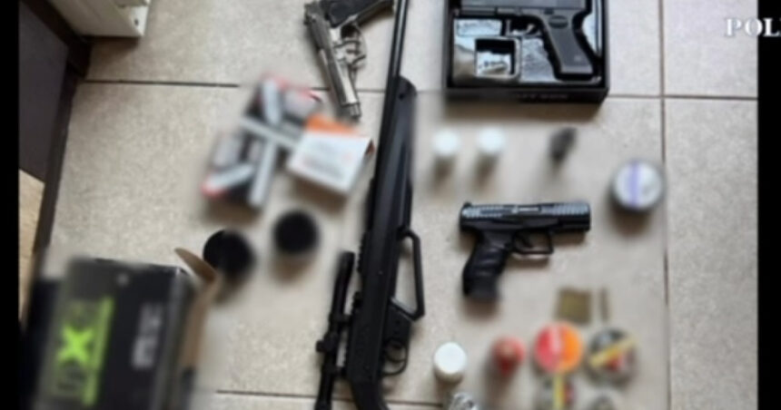 Operațiunea Jupiter: Descoperirea a zeci de arme în urma perchezițiilor din Capitală și a 26 de controale în județul Argeș. 1 video operatiunea jupiter politistii au gasit zeci de arme dupa perchezitii in capitala 26 de verificari si in judetul arges 68402d3d50f47