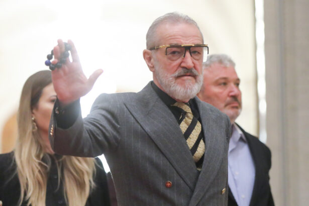 video patriarhul daniel ii interzice lui becali sa mai cante la strana catedralei patriarhale nu are competente muzicale adecvate 68430f908e863