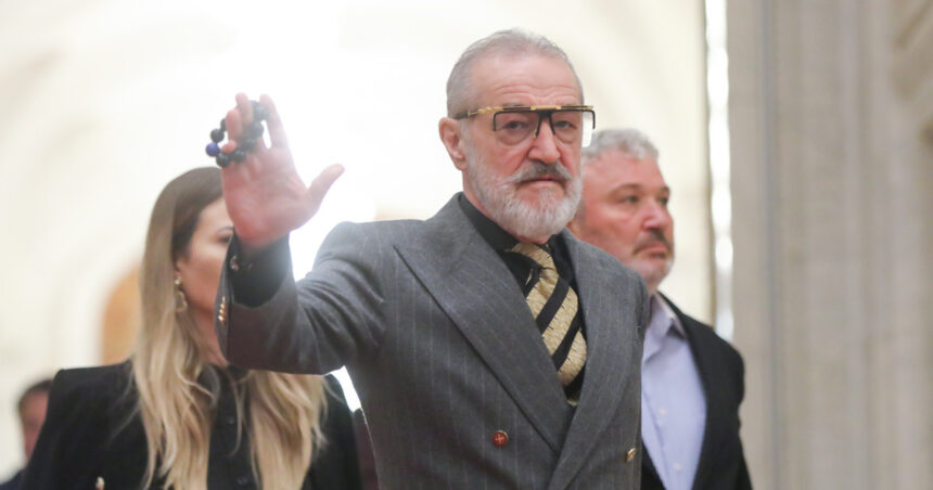 Patriarhul Daniel îi interzice lui Becali să mai își exprime talentul muzical la strana Catedralei, invocând lipsa „abilităților necesare” 1 video patriarhul daniel ii interzice lui becali sa mai cante la strana catedralei patriarhale nu are competente muzicale adecvate 68430f908e863