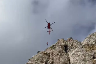 video patru alpinisti ramasi blocati in muntii bucegi interventia salvamont a durat 17 ore 683c7467457df