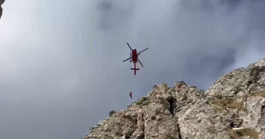 Patru aventurieri surprinși de natură în Munții Bucegi: o misiune de salvare de 17 ore! 1 video patru alpinisti ramasi blocati in muntii bucegi interventia salvamont a durat 17 ore 683c7467457df