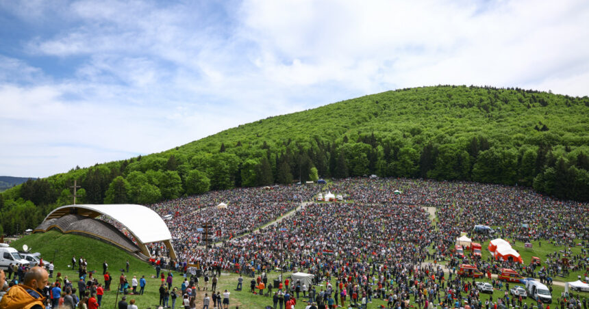 Pelerinaj spectaculos la Șumuleu Ciuc, unde 300.000 de suflete s-au unit: „Aici se simte o binecuvântare deosebită” 1 video pelerinaj impresionant cu 300 000 de oameni la sumuleu ciuc e plin de har aici 68454ccc77866