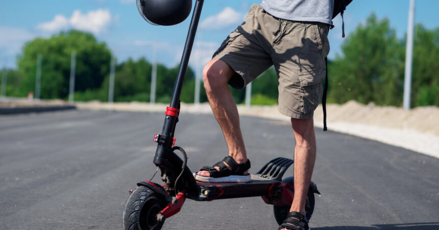 Atenție! Mai mult de 130 de accidente cu trotinete electrice în 2023: circulația pe trotuar și în tandem, interzisă! 1 video peste 130 de accidente pe trotinete electrice de la inceputul anului mersul in tandem si pe trotuar interzise 68413f781ad8d