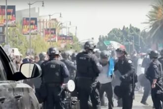 video primarul din los angeles spune ca orasul este folosit pentru un experiment privind ceea ce poate face guvernul federal 6847c34533665