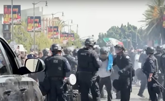 Primarul din Los Angeles acuză: „Orașul nostru este teren de testare pentru experimentele guvernului federal!” 1 video primarul din los angeles spune ca orasul este folosit pentru un experiment privind ceea ce poate face guvernul federal 6847c34533665