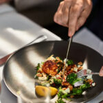 Românii aleg din ce în ce mai puțin ieșirile la restaurant, iar industria HoReCa suferă o scădere de 8% în primele luni ale anului. 2 video romanii ies mai rar la restaurant sectorul horeca a inregistrat pierderi de 8 numai in primele luni din acest an 6861265db7da3