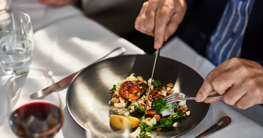 Românii aleg din ce în ce mai puțin ieșirile la restaurant, iar industria HoReCa suferă o scădere de 8% în primele luni ale anului. 1 video romanii ies mai rar la restaurant sectorul horeca a inregistrat pierderi de 8 numai in primele luni din acest an 6861265db7da3