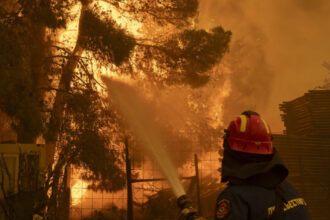 video stare de urgenta pe insula greceasca chios din cauza incendiilor de vegetatie localitati evacuate peste 350 de pompieri mobilizati 6859c2afbd728