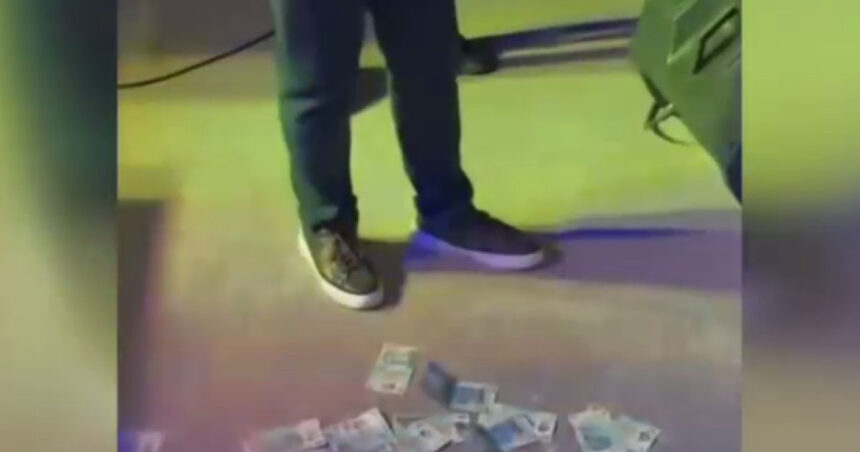 Un primar PSD își împrăștie banii la o petrecere cu manele de ziua comunei: „Vă dau 30 de milioane, fără limite, oameni buni!” 1 video un primar psd arunca cu bani la o petrecere cu manele de zilele comunei 30 de milioane de la mine pentru voi tata a a fara numar 68518c633b45a