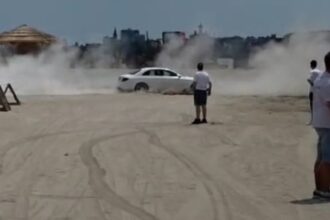 video un sofer a fost amendat cu 11 405 lei dupa ce a facut drifturi pe plaja 684d3aeb01230