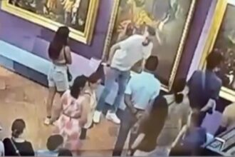 video un turist a deteriorat o pictura din secolul al xviii lea in timp ce poza la galeriile uffizi din florenta 685b90dbe80bc