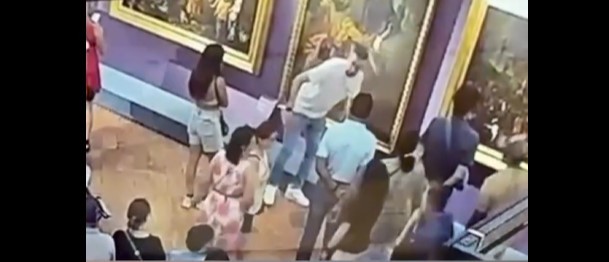 Un vizitator a stricat o capodoperă din secolul al XVIII-lea, în timp ce își făcea poze la Galeriile Uffizi din Florența 1 video un turist a deteriorat o pictura din secolul al xviii lea in timp ce poza la galeriile uffizi din florenta 685b90dbe80bc