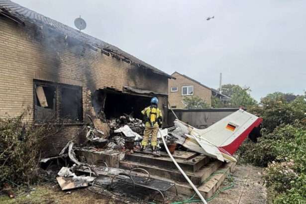 videofoto accident aviatic in germania o aeronava usoara pilotata de o femeie de 71 de ani a lovit o cladire doi morti inclusiv pilotul 683c350c0ae92