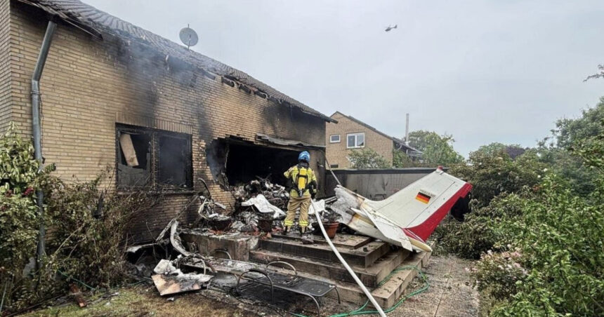 Tragedie în aer: O aeronava ușoară, condusă de o femeie de 71 de ani, se prăbușește într-o clădire în Germania, soldată cu două vieți pierdute, inclusiv cea a pilotului. 1 videofoto accident aviatic in germania o aeronava usoara pilotata de o femeie de 71 de ani a lovit o cladire doi morti inclusiv pilotul 683c350c0ae92