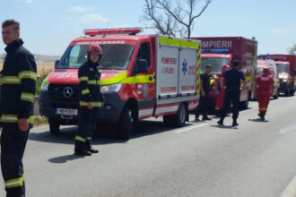 videofoto accident intre doua microbuze si un autoturism in bihor cinci persoane transportate la spital 68629ae2b6b2d