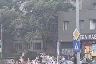 videofoto autospeciala de politie aflata in misiune implicata intr un accident pe bulevardul lapusneanu cea de a doua masina s a rasturnat 6860352ede105