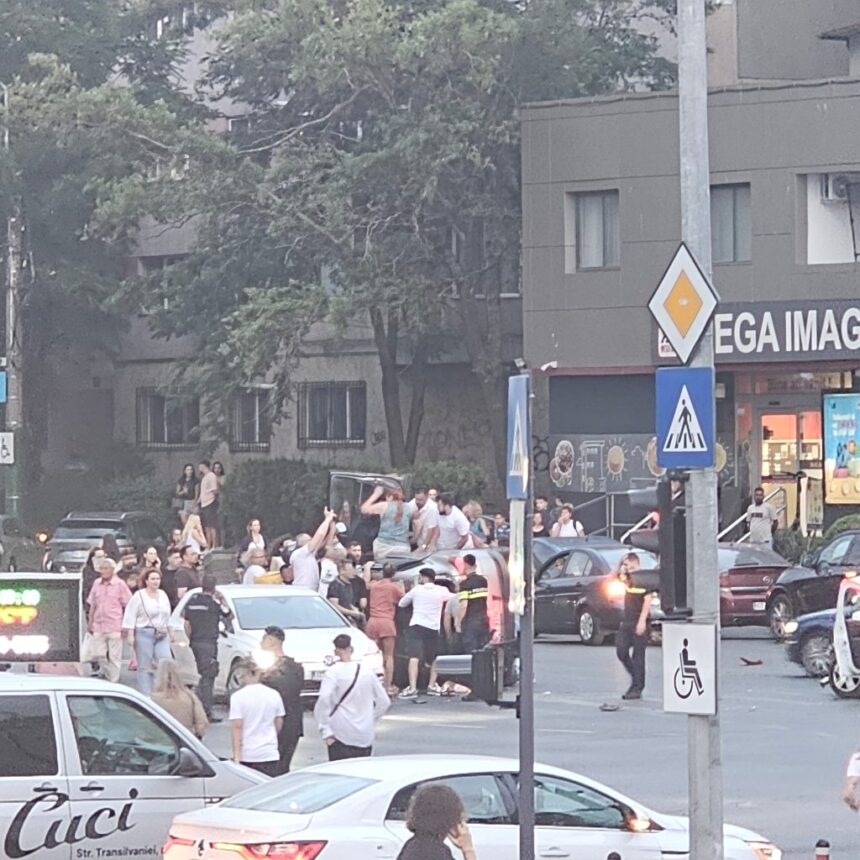 Accident pe Bulevardul Lăpușneanu: O autospecială de poliție în acțiune, iar a doua mașină a fost răsturnată! 1 videofoto autospeciala de politie aflata in misiune implicata intr un accident pe bulevardul lapusneanu cea de a doua masina s a rasturnat 6860352ede105