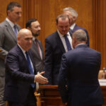 Bolojan se prezintă la votul noului Guvern: Îmi cer iertare de la români pentru dificultățile create. Fără promisiuni goale, fără soluții temporare, fără favoritisme! Dacă continuăm să ne îndatorăm doar pentru cheltuieli, riscam să nu mai putem acoperi salariile și pensiile. 3 videofoto bolojan la votul noului guvern cer scuze cetatenilor pentru situatia in care am adus romania fara populism fara improvizatie fara privilegii daca ne mai imprumutam doar pentru ch 685965485b271