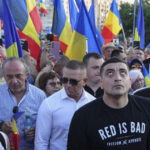 Peste o sută de oameni, alături de George Simion, au ieșit în stradă în Piața Victoriei pentru a contesta „austeritatea”. Proteste AUR și în alte localități 2 videofoto cateva sute de persoane si george simion au protestat in piata victoriei impotriva austeritatii manifestatii aur si in alte orase 685851b484e50