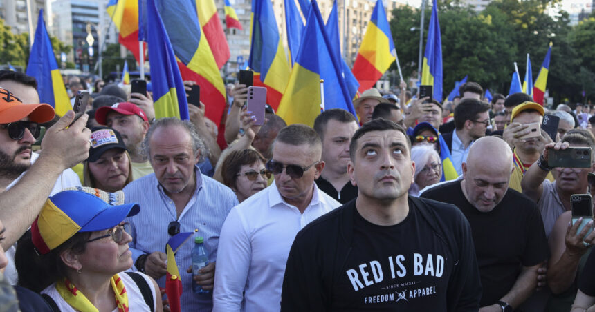 Peste o sută de oameni, alături de George Simion, au ieșit în stradă în Piața Victoriei pentru a contesta „austeritatea”. Proteste AUR și în alte localități 1 videofoto cateva sute de persoane si george simion au protestat in piata victoriei impotriva austeritatii manifestatii aur si in alte orase 685851b484e50